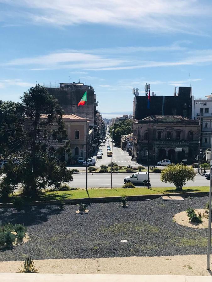 Lavica Di Mezzo Apartments Catania Bagian luar foto