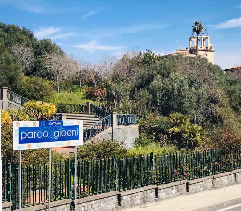 Lavica Di Mezzo Apartments Catania Bagian luar foto