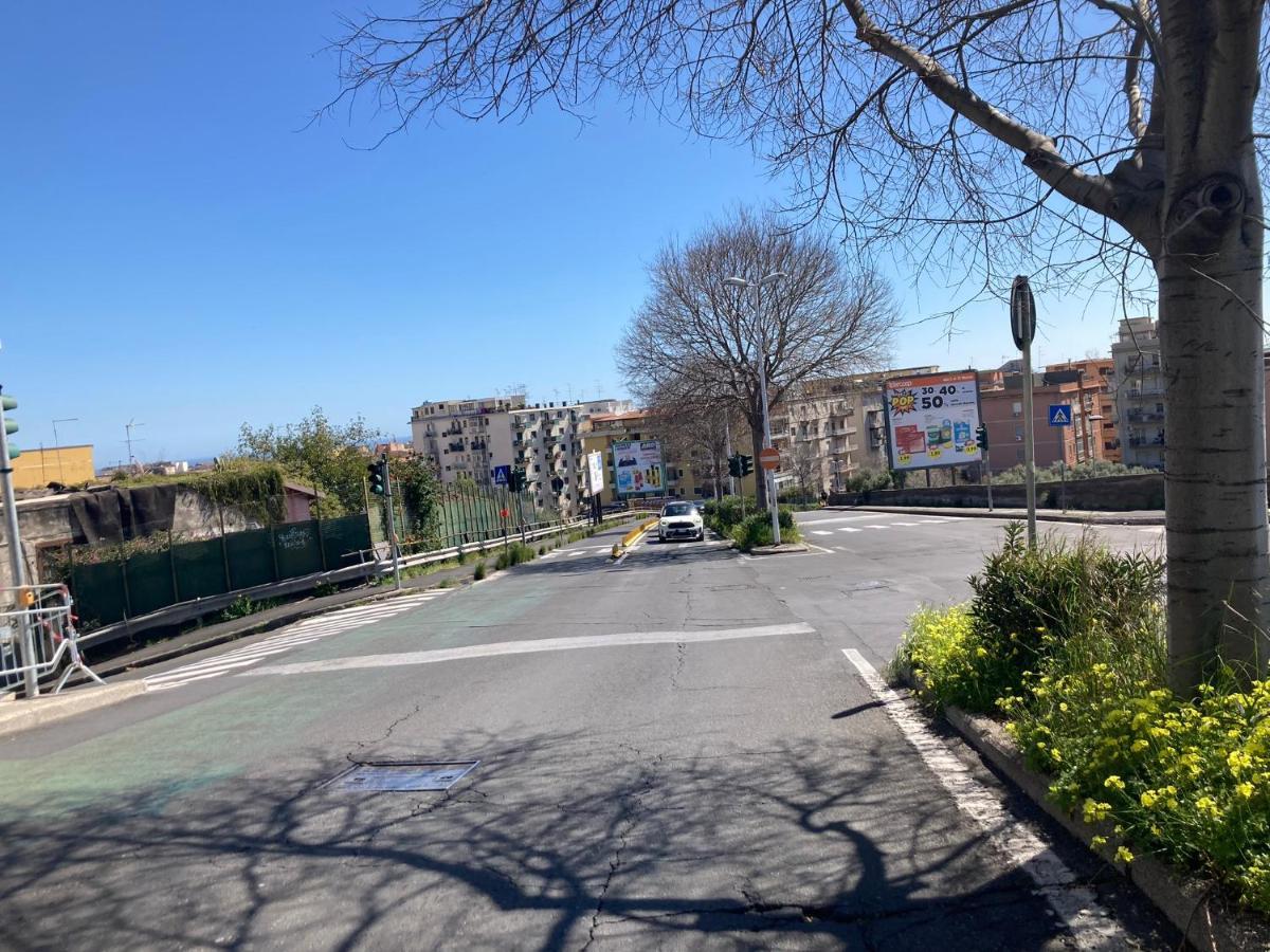 Lavica Di Mezzo Apartments Catania Bagian luar foto