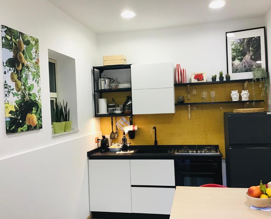 Lavica Di Mezzo Apartments Catania Bagian luar foto