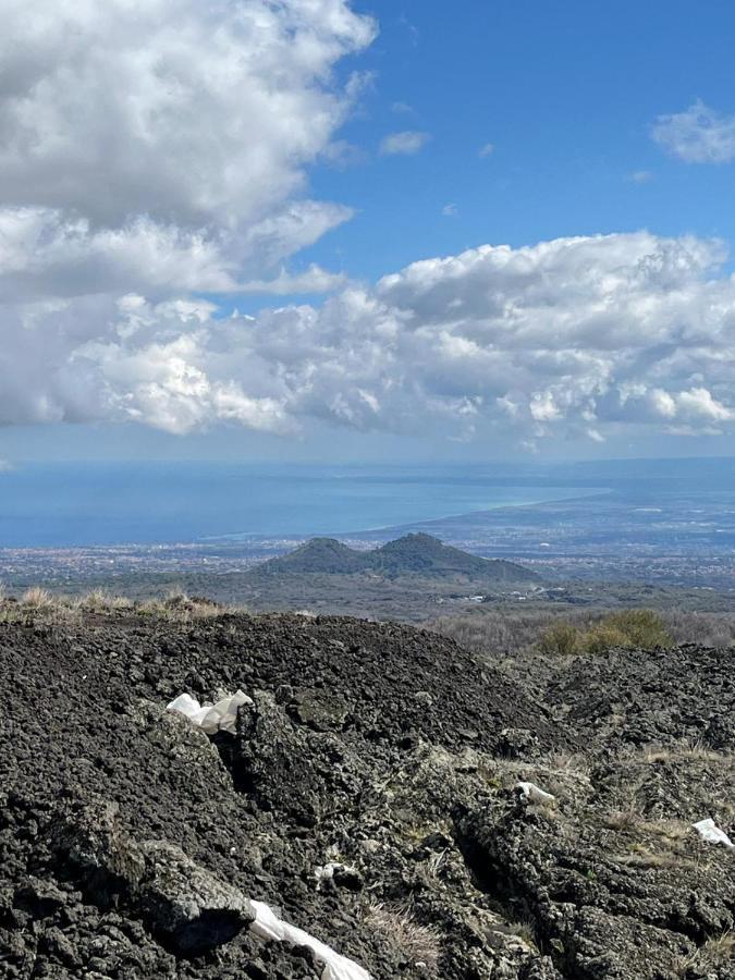 Lavica Di Mezzo Apartments Catania Bagian luar foto
